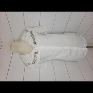 Vintage Casey & Max large white with floral embroidery on collar of blouse